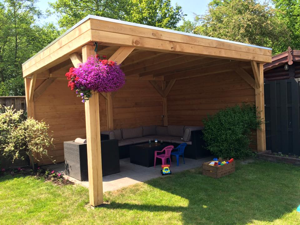 Douglas overkapping met twee dichte wanden
