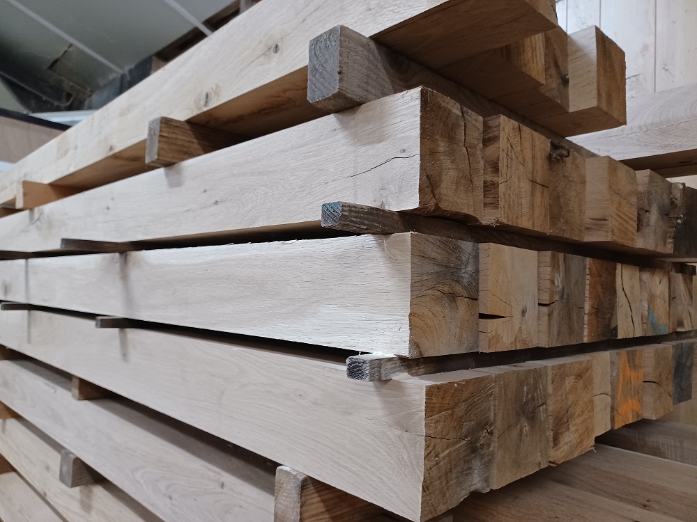 Eiken balken binnen opgeslagen bij CenWood