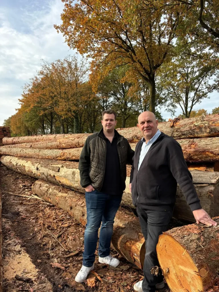 Twee medewerkers van CenWood bij verse douglas stammen in het bos, inkoop voor houthandel Boxmeer