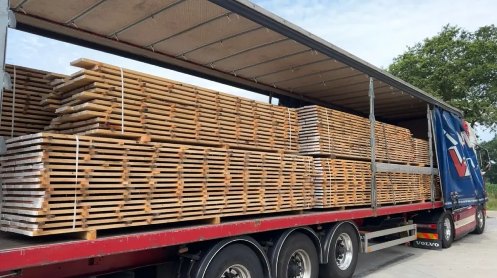 Vrachtwagen met oplegger vol douglas hout, bezorging vanuit Gemert richting Venray