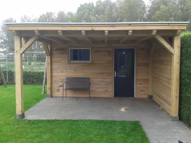 Douglas overkapping met open en dicht gedeelte