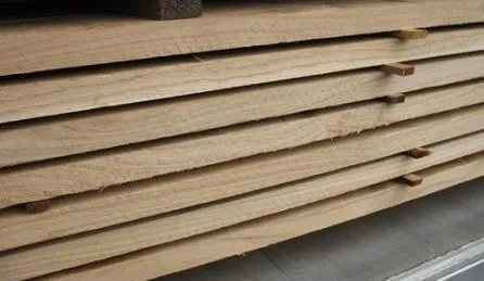 Stapel fijnbezaagde eiken planken met de kopse kanten in beeld