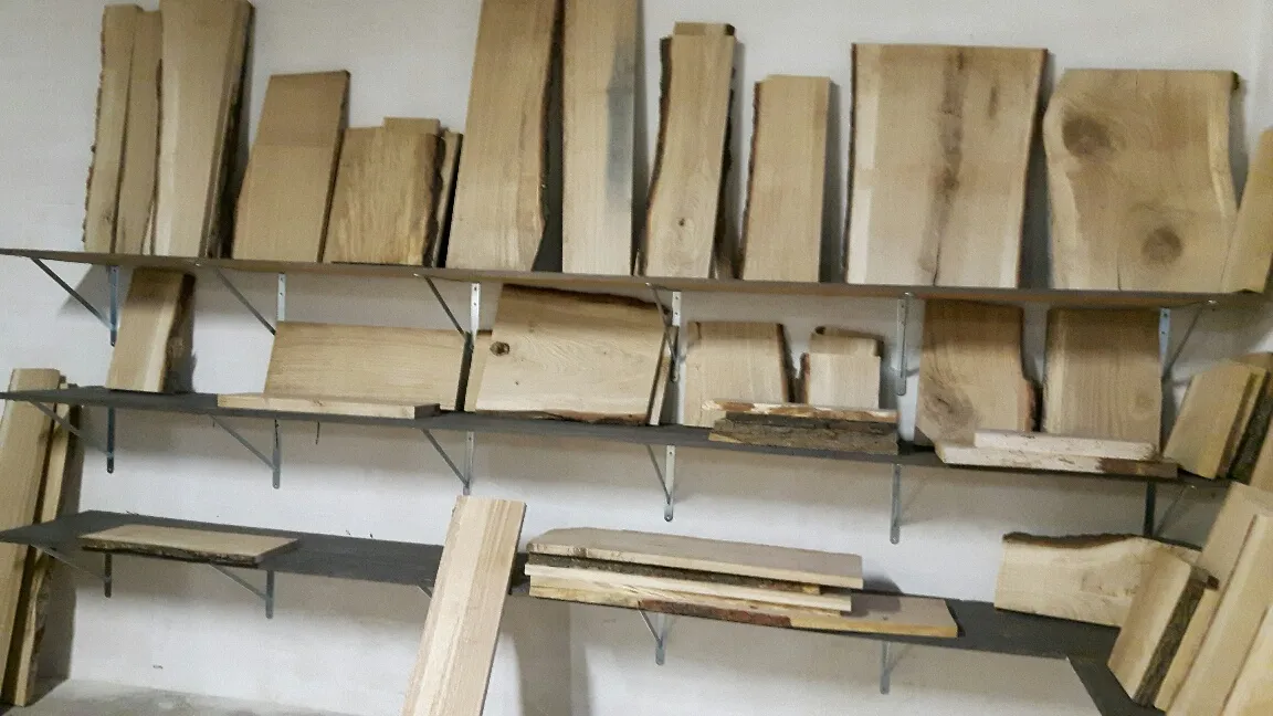Showroomrek met eiken boomstamplanken bij houthandel CenWood, welkom voor advies en contact