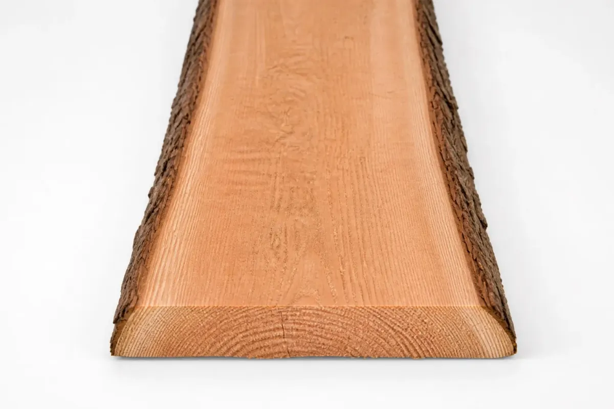 Eiken schaaldeel 22 x 200 tot 250 mm schuin in beeld met natuurlijke boomrand