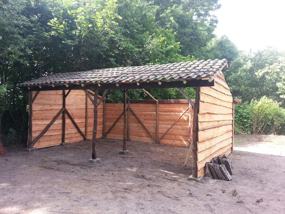 Overkapping met zadeldak en pannendak bij een klant, gebouwd van douglas hout
