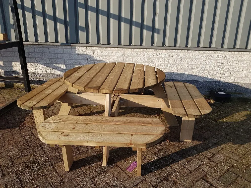 Ronde douglas picknicktafel met zitbanken, gemaakt van een bouwpakket van CenWood
