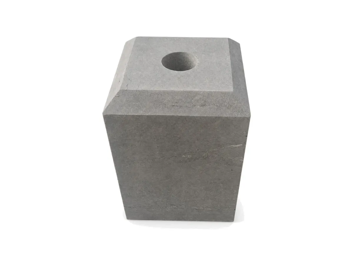 Hardstenen sokkel met facetrand 240 x 240 x 250 mm met centraal boorgat bovenin